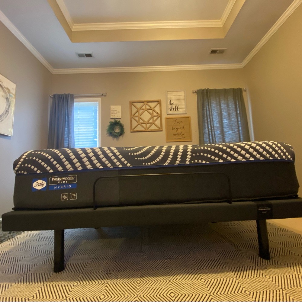 Sealy Posturepedic® Plus 14" High Point Hybrid Firm Mattress Cal KING